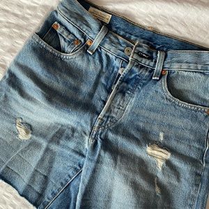 NEVER WORN Levi’s Distressed 501 Shorts